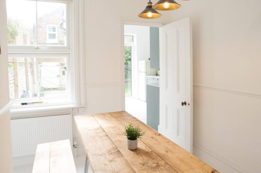 York House - Sleeps 12 beach road with sea views