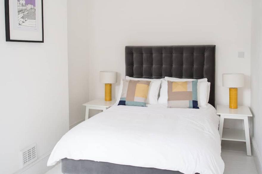 York House - Sleeps 12 beach road with sea views