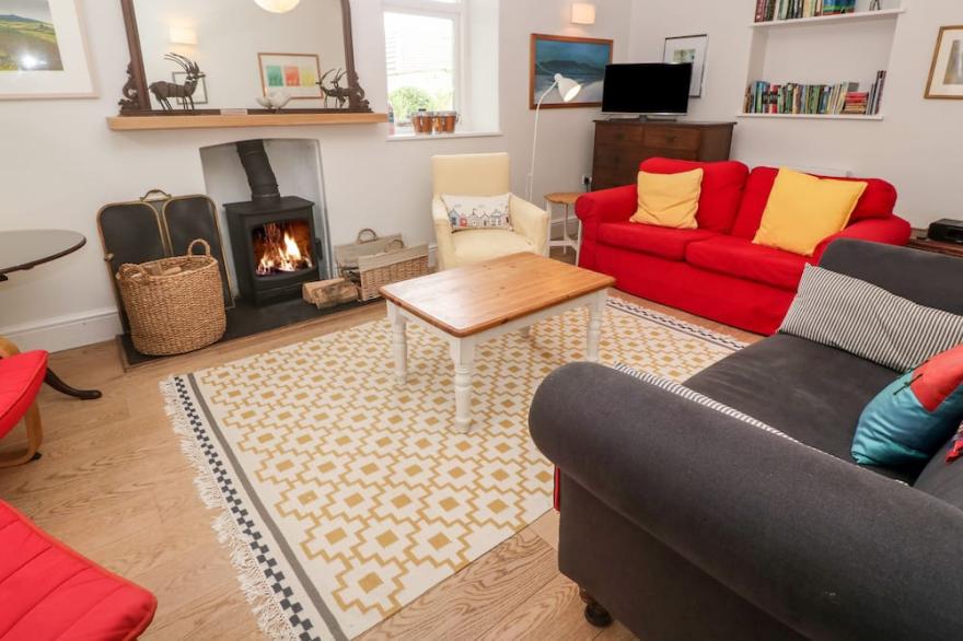 UNCLE JOHN'S HOUSE, family friendly, with open fire in Redruth