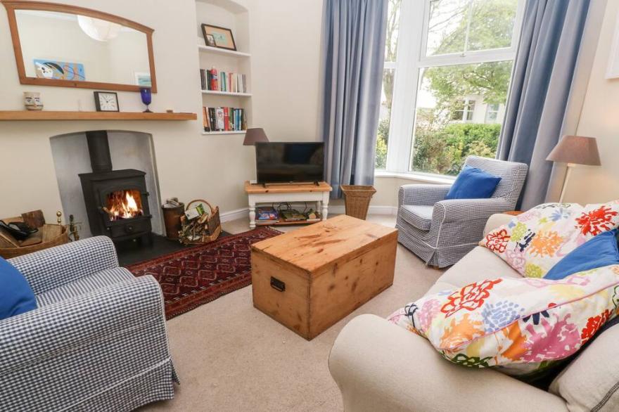 UNCLE JOHN'S HOUSE, family friendly, with open fire in Redruth