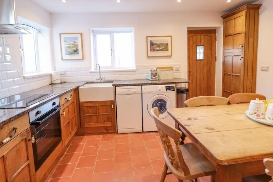 ALWYN COTTAGE, pet friendly, with open fire in Froncysyllte