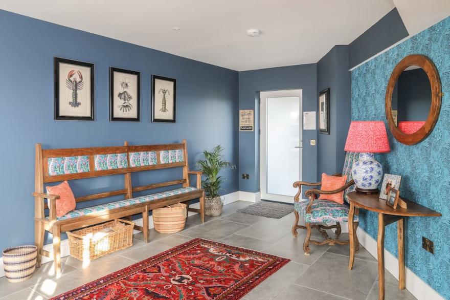 GLAN TOWYN, pet friendly, luxury holiday cottage in Rhoscolyn