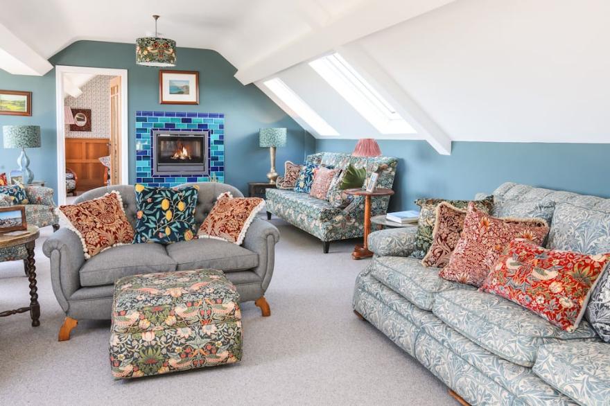 GLAN TOWYN, pet friendly, luxury holiday cottage in Rhoscolyn