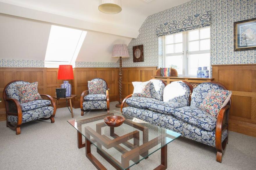 GLAN TOWYN, pet friendly, luxury holiday cottage in Rhoscolyn