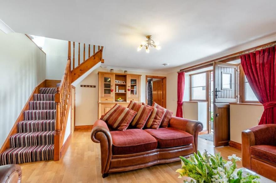 Hen Ysgubor - Three Bedroom House, Sleeps 6
