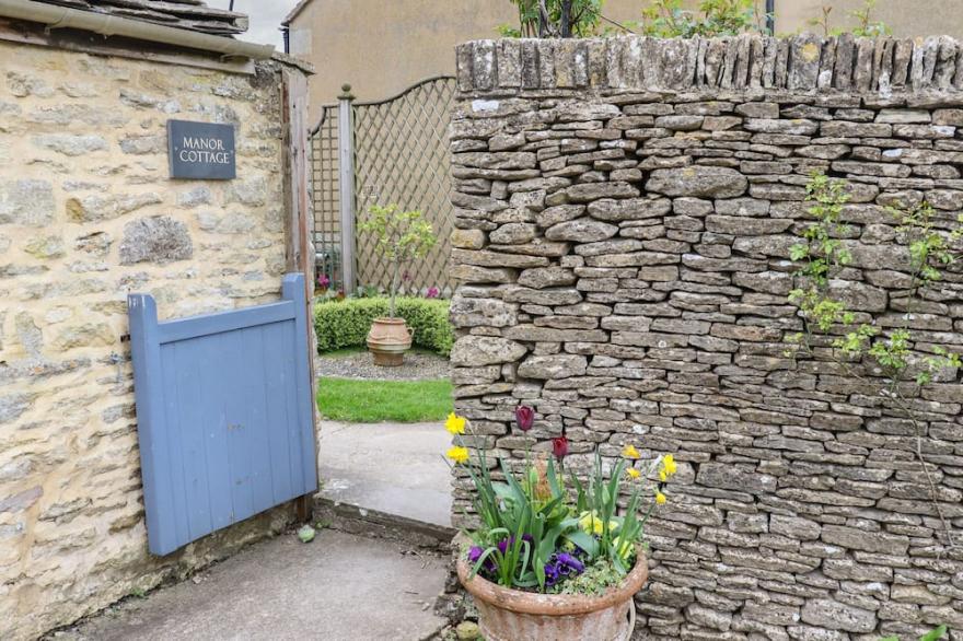 MANOR COTTAGE, pet friendly, character holiday cottage in Poulton