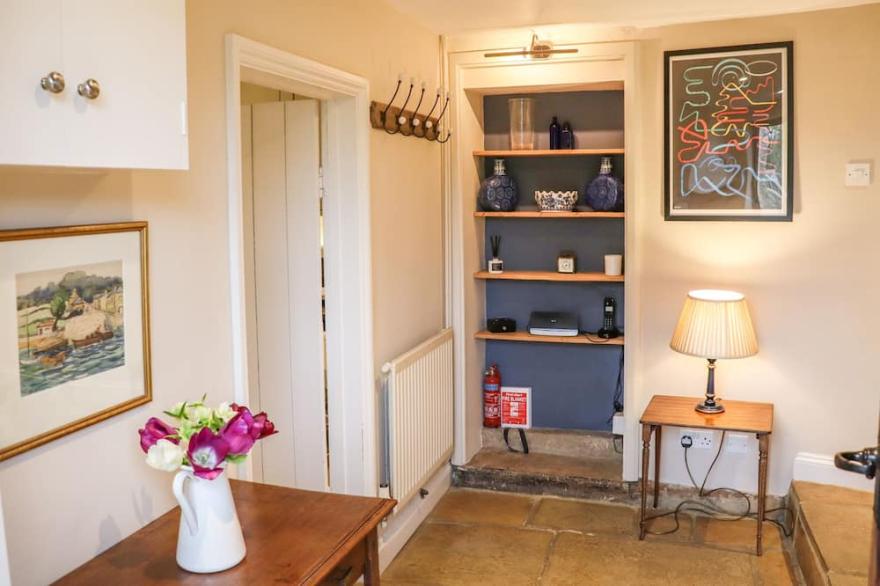 MANOR COTTAGE, pet friendly, character holiday cottage in Poulton