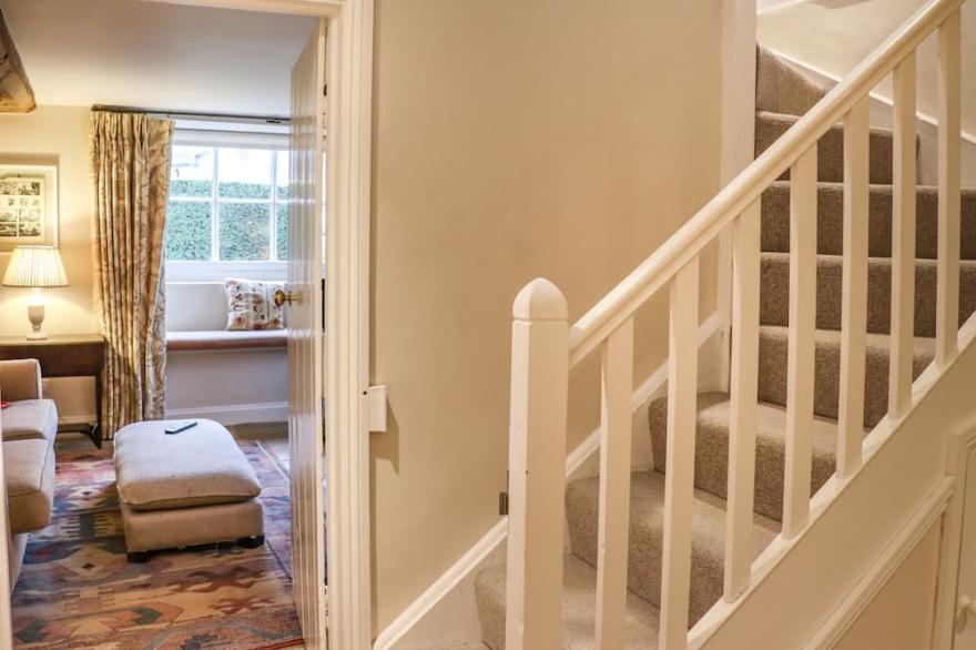 MANOR COTTAGE, pet friendly, character holiday cottage in Poulton