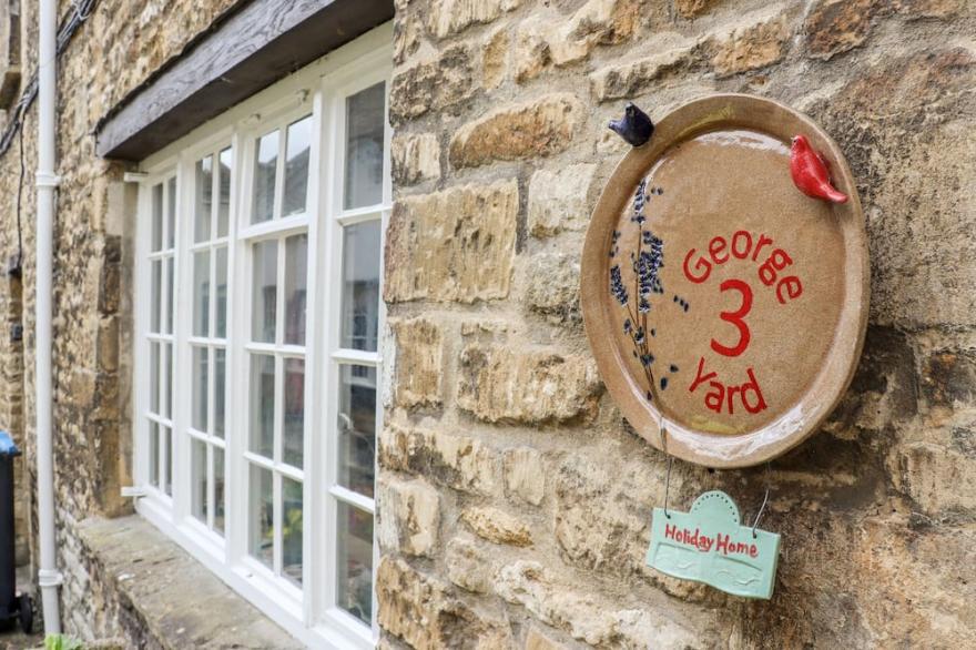 3 GEORGE YARD, character holiday cottage, with open fire in Burford