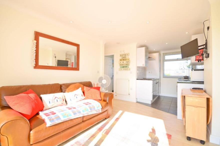 35 Sandown Bay Holiday Park -  a chalet that sleeps 4 guests  in 2 bedrooms