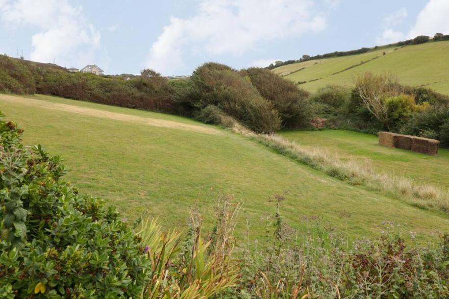 3 THORNLEA MEWS, family friendly, with a garden in Hope Cove