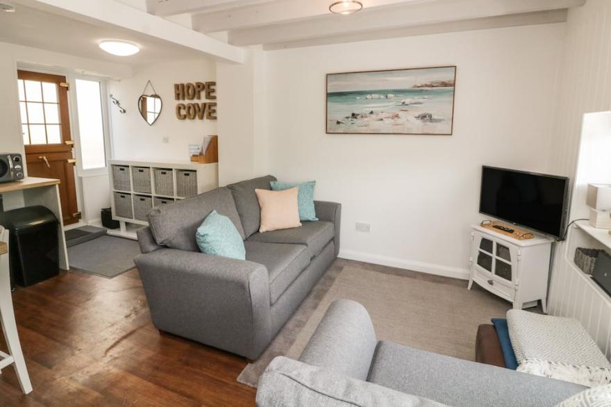 3 THORNLEA MEWS, family friendly, with a garden in Hope Cove