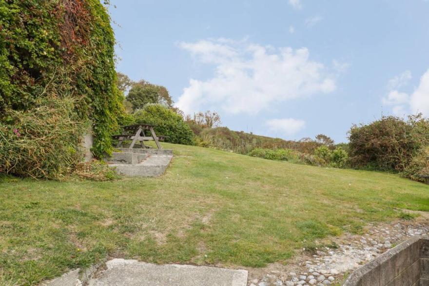 3 THORNLEA MEWS, family friendly, with a garden in Hope Cove