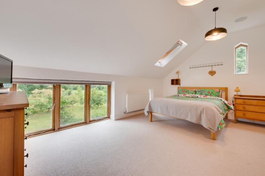 The White House - Five Bedroom House, Sleeps 9