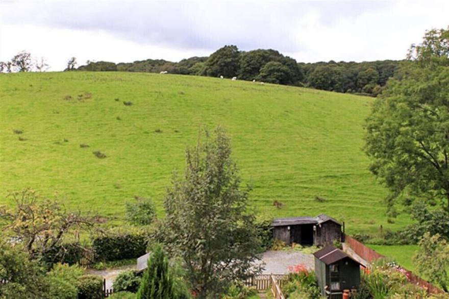 ROWAN COTTAGE, pet friendly, with open fire in Hawkshead