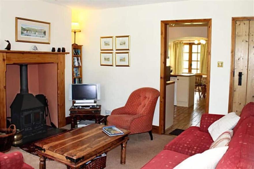 ROWAN COTTAGE, pet friendly, with open fire in Hawkshead