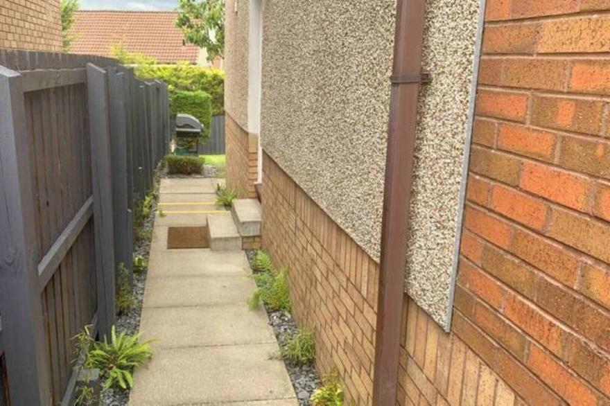 Beautiful Detached House With Private Gardens