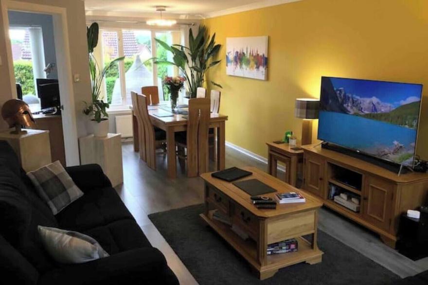Beautiful Detached House With Private Gardens