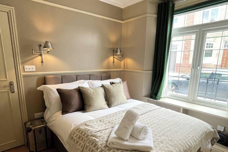 Luxury Private Garden Flat in London, Sands End / Chelsea Harbour