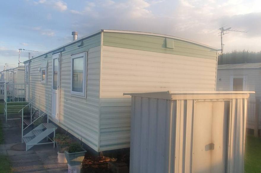 Beachfront 6 Berth Caravan, 5mins walk to Fantasy Island