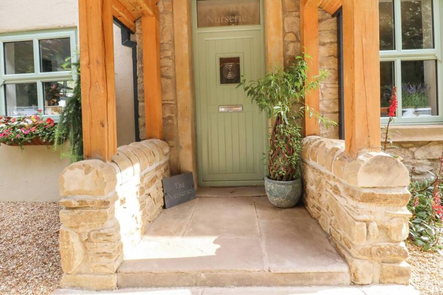 COTTAGE BY THE RIVER, family friendly, with hot tub in Whalley