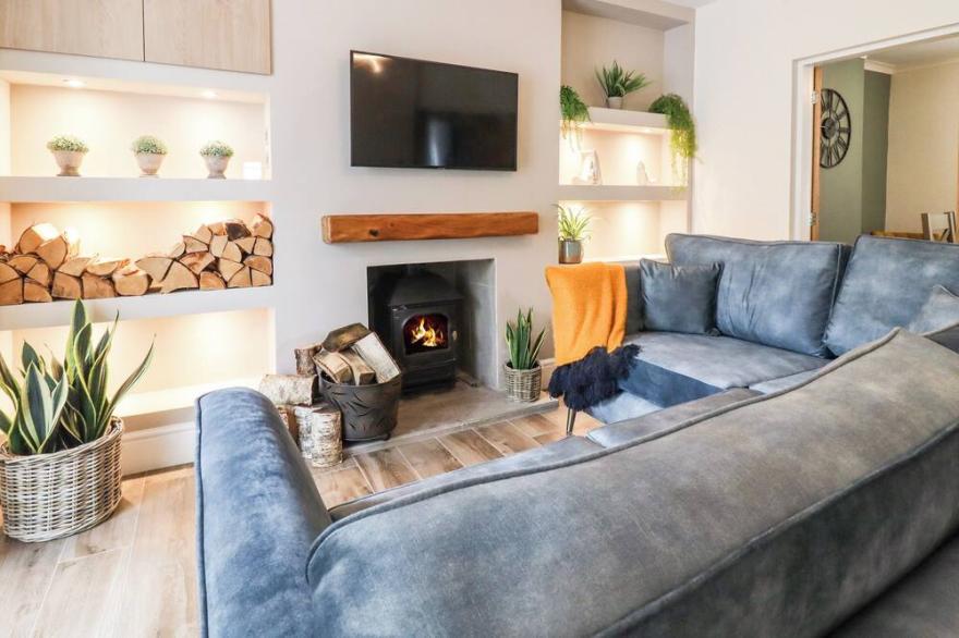 COTTAGE BY THE RIVER, family friendly, with hot tub in Whalley