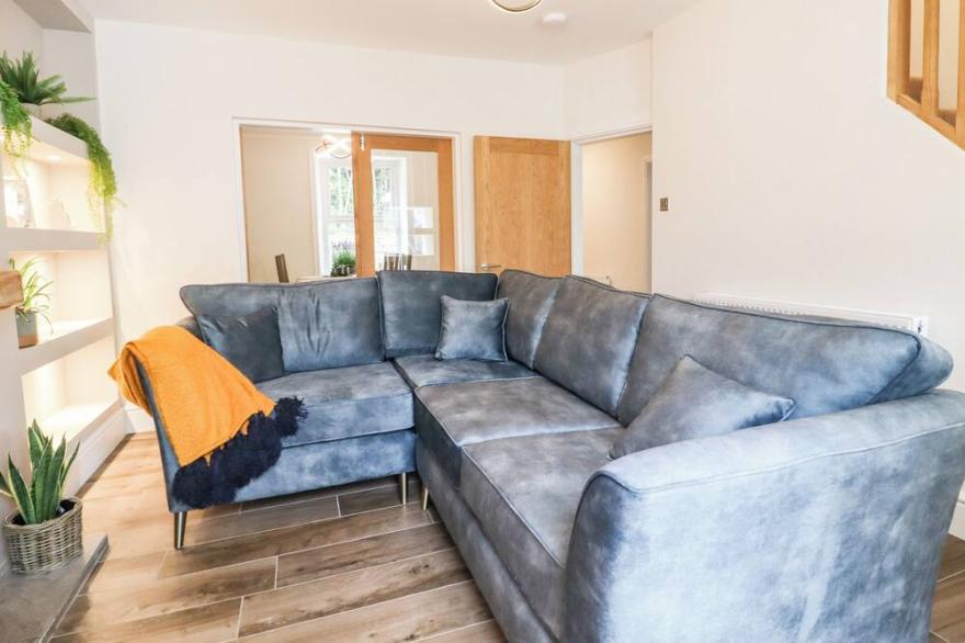 COTTAGE BY THE RIVER, family friendly, with hot tub in Whalley