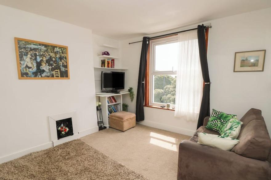 SEAVIEW CENTRAL, family friendly, country holiday cottage in Southsea