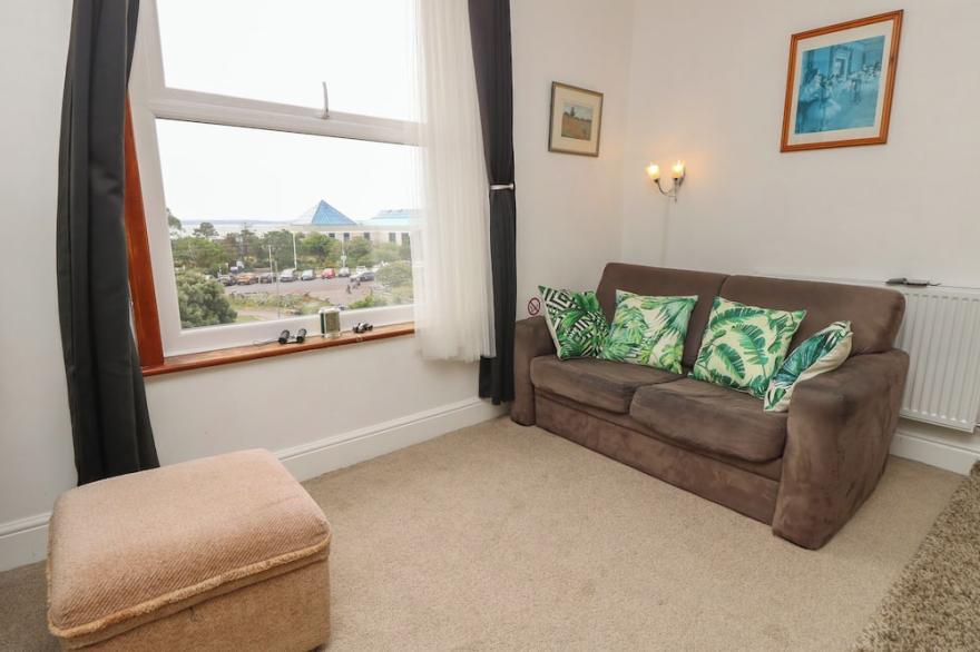 SEAVIEW CENTRAL, family friendly, country holiday cottage in Southsea