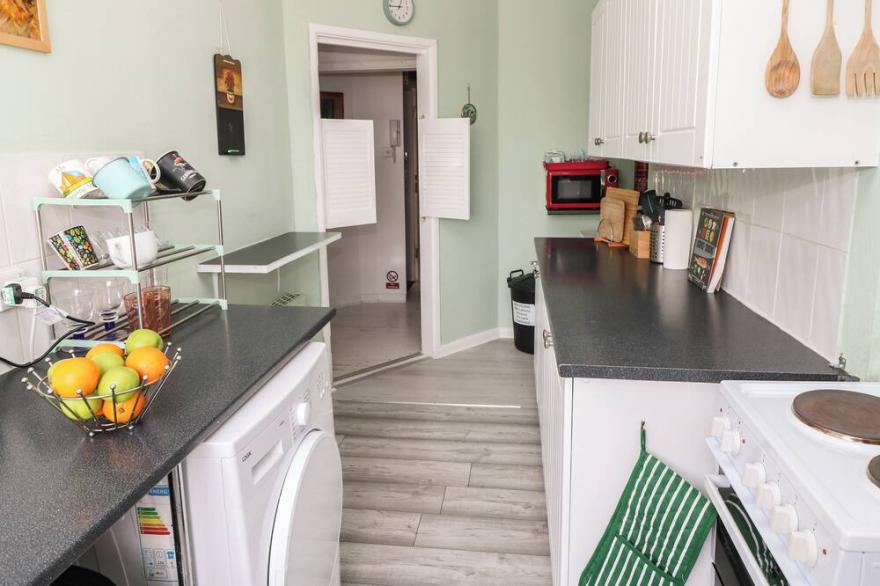 SEAVIEW CENTRAL, family friendly, country holiday cottage in Southsea