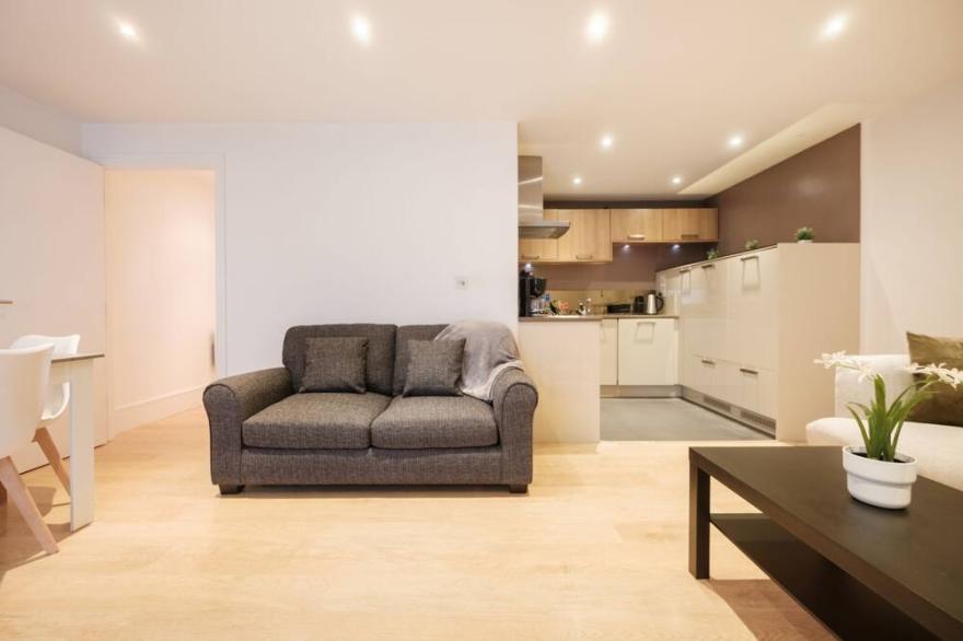 Spacious 2BR with Terrace by King's Cross