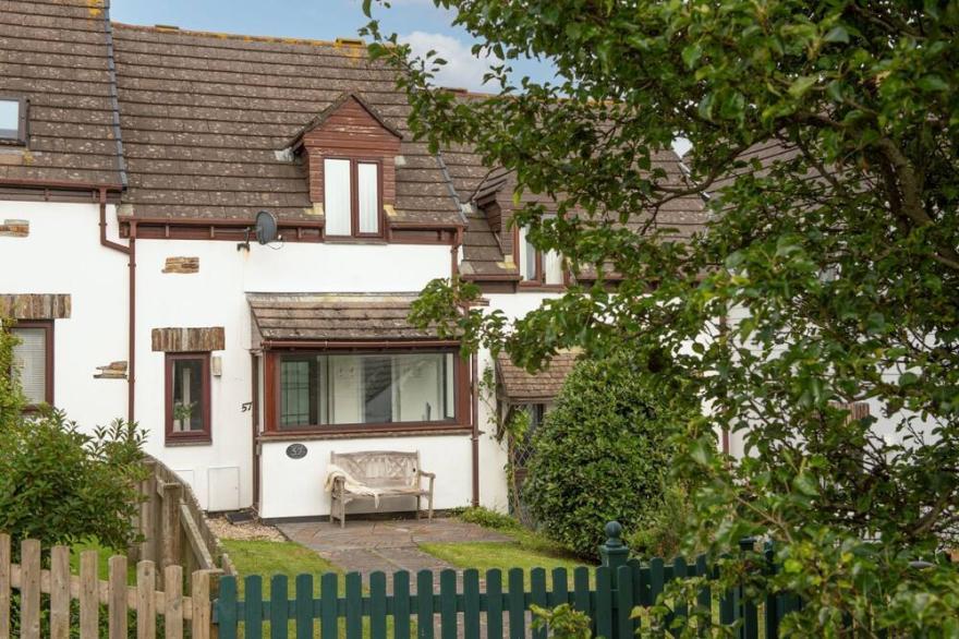Sunshine Cottage -  a cottage that sleeps 4 guests  in 2 bedrooms