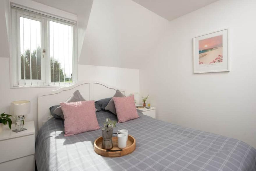 Sunshine Cottage -  a cottage that sleeps 4 guests  in 2 bedrooms