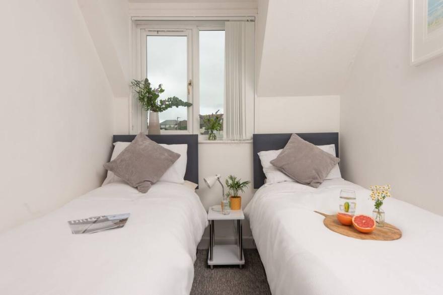 Sunshine Cottage -  a cottage that sleeps 4 guests  in 2 bedrooms