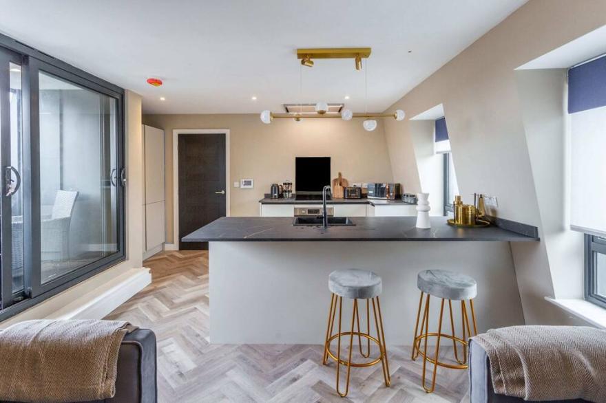 Treehouse York, outdoor cast iron bath sleeps 4