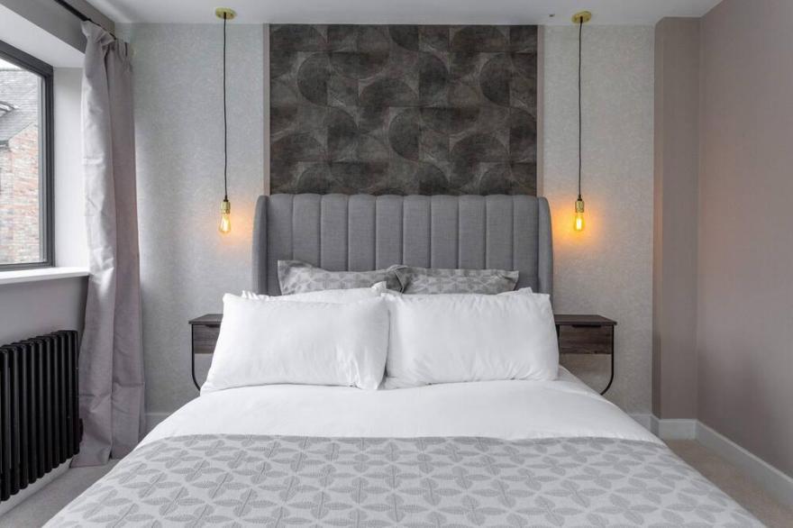 Treehouse York, outdoor cast iron bath sleeps 4