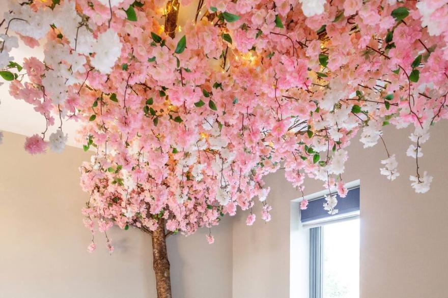 Treehouse York, outdoor cast iron bath sleeps 4