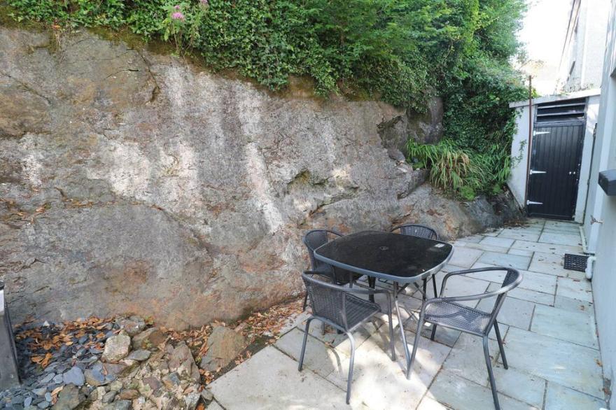 8 ROSEWALL COTTAGES, pet friendly, with a garden in St Ives