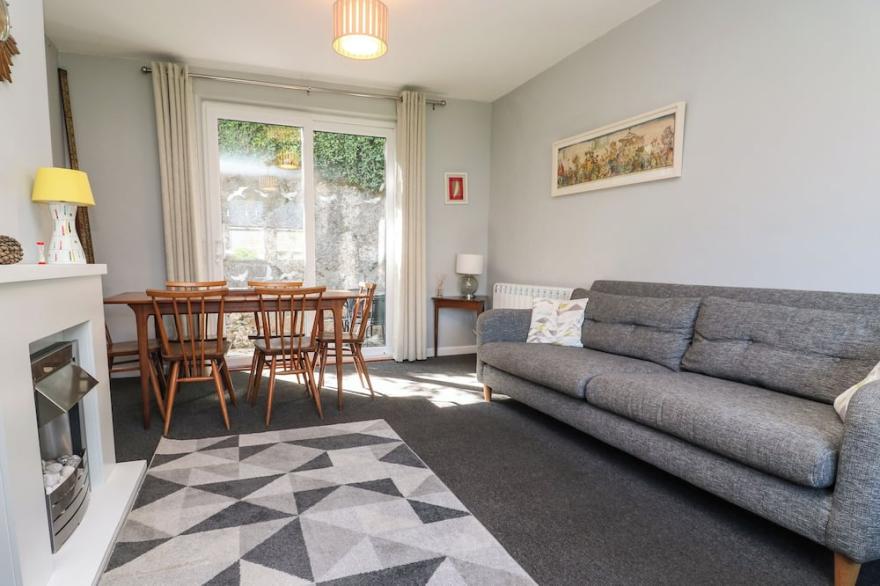 8 ROSEWALL COTTAGES, pet friendly, with a garden in St Ives