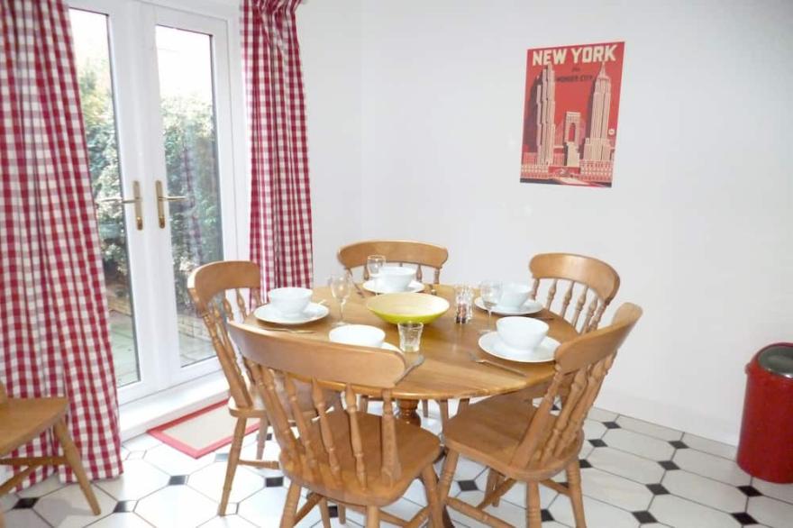 Modern Townhouse In The Heart Of Historic Beverley