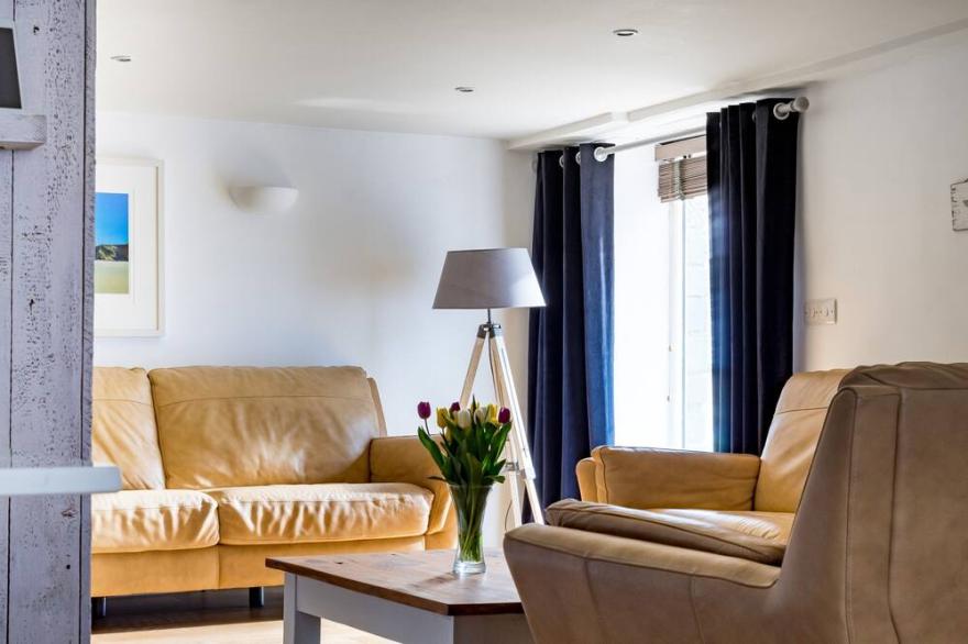 Dog friendly barn, near the beach, with Alpacas, fast wifi and EV charger