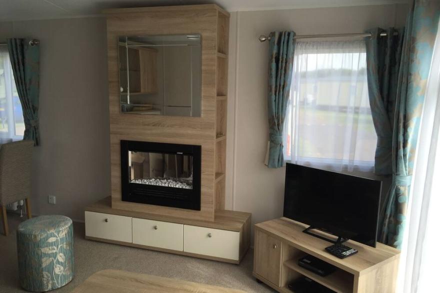 Modern 2 bedroom caravan minutes walk to fabulous beach