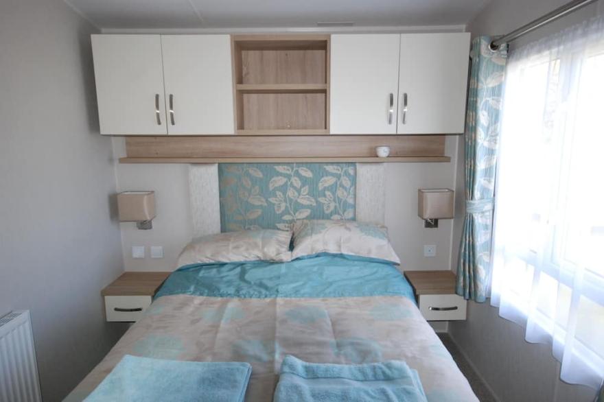 Modern 2 bedroom caravan minutes walk to fabulous beach