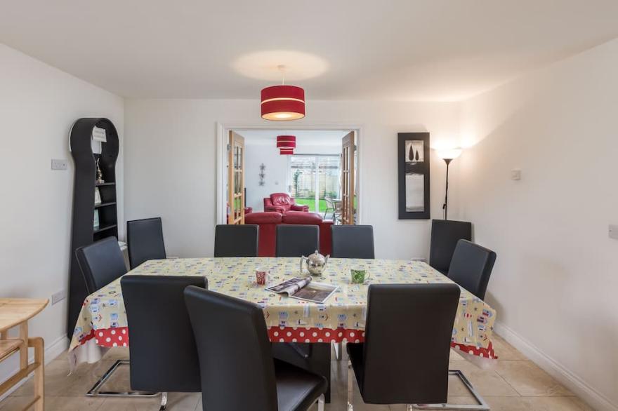 Rock House - contemporary house situated within a short walk of the beach