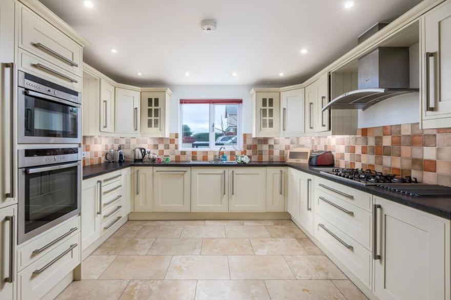 Rock House - contemporary house situated within a short walk of the beach