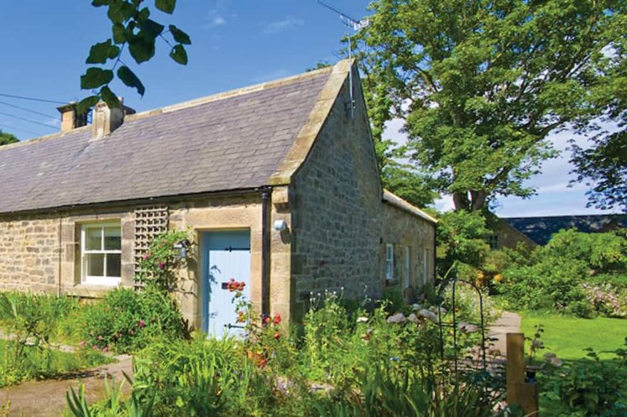 Gorgeous period cottage with lovely garden next to Sugar Sands beach
