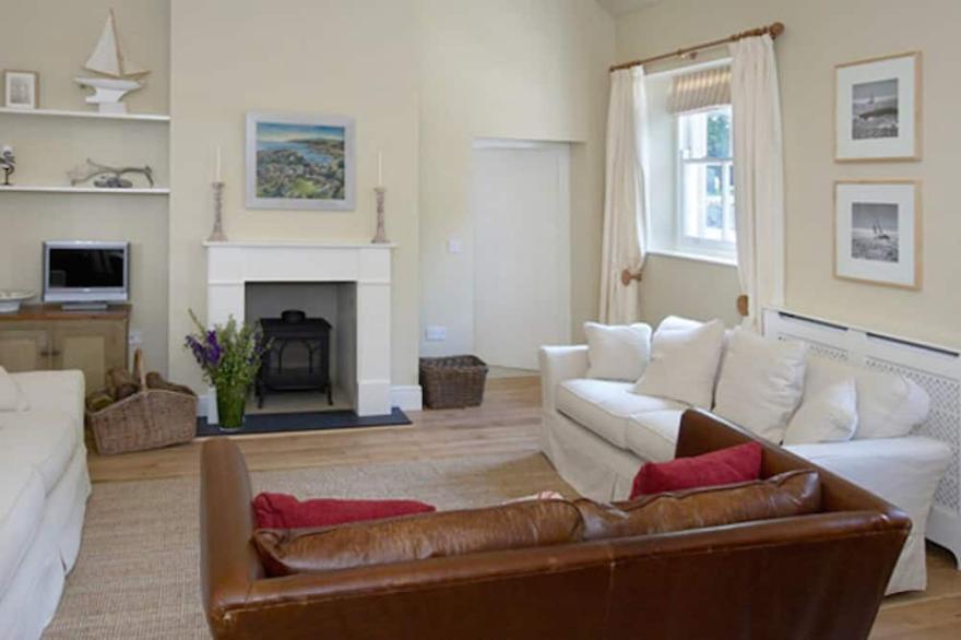 Gorgeous period cottage with lovely garden next to Sugar Sands beach