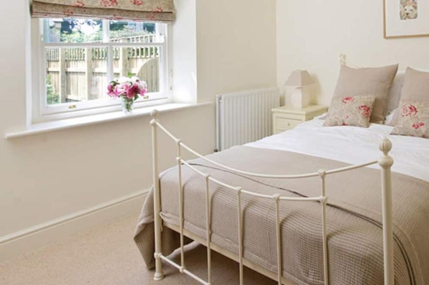 Gorgeous period cottage with lovely garden next to Sugar Sands beach