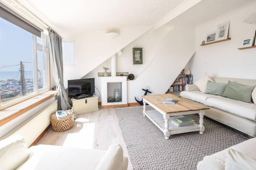 THE PENTHOUSE @ NO 5, family friendly in Lyme Regis