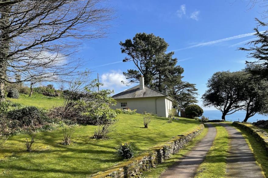 Lodge house in beautiful grounds with breathtaking sea views